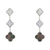 Orecchini pendenti Van Cleef 
Arpels Vintage Alhambra in oro bianco, madreperla e calcedonio - 00pp thumbnail