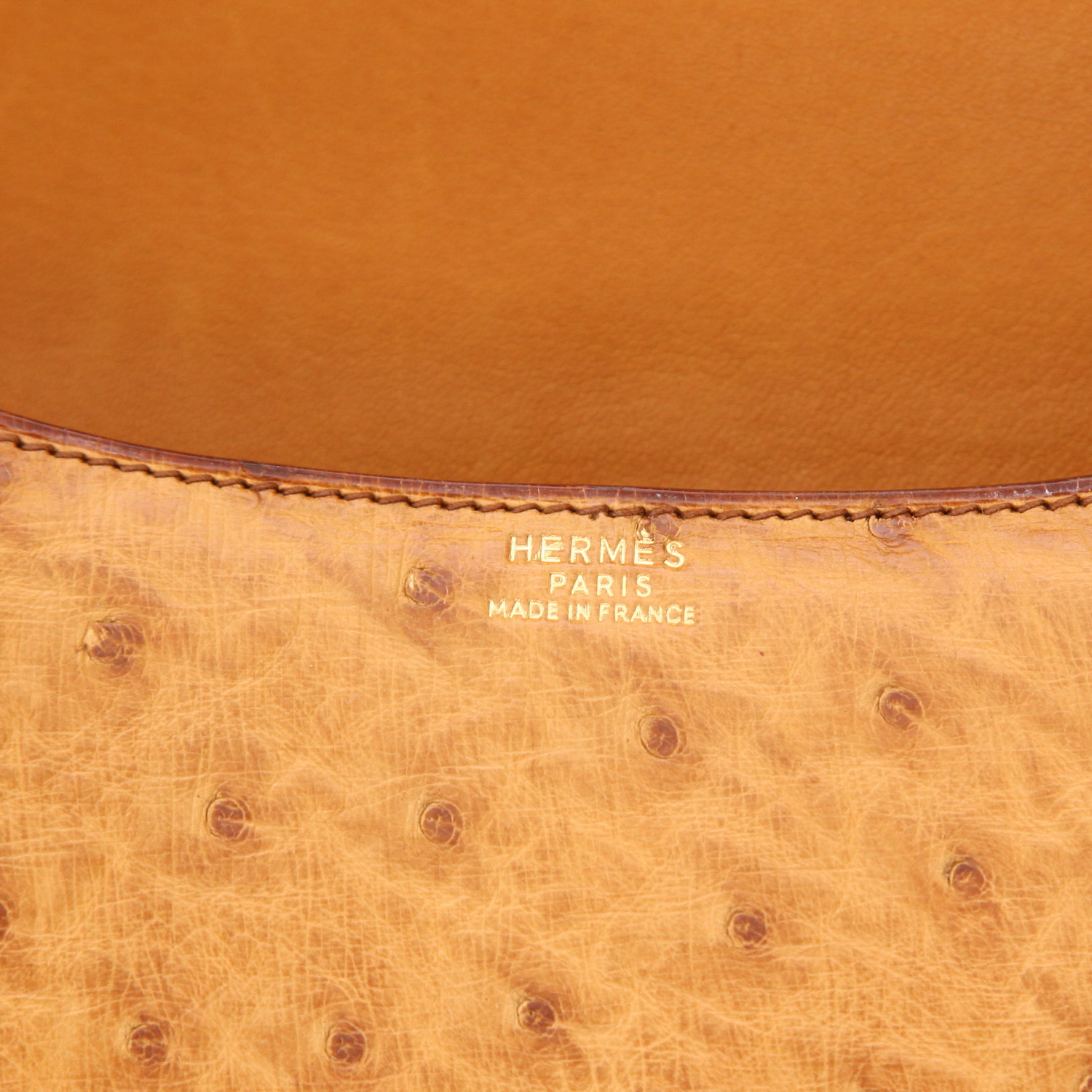 Bolso de mano Hermès  Constance en avestruz color oro - Detail D2