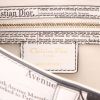 Dior  Saddle Newspaper handbag  in white and black leather - Detail D2 thumbnail