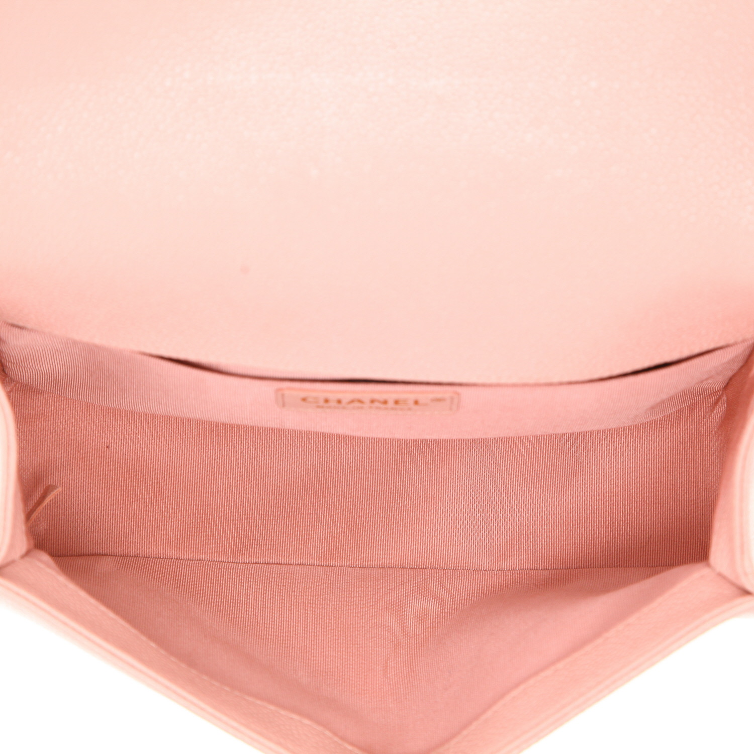 Sac bandoulière Chanel  Boy en cuir grainé matelassé rose - Detail D3