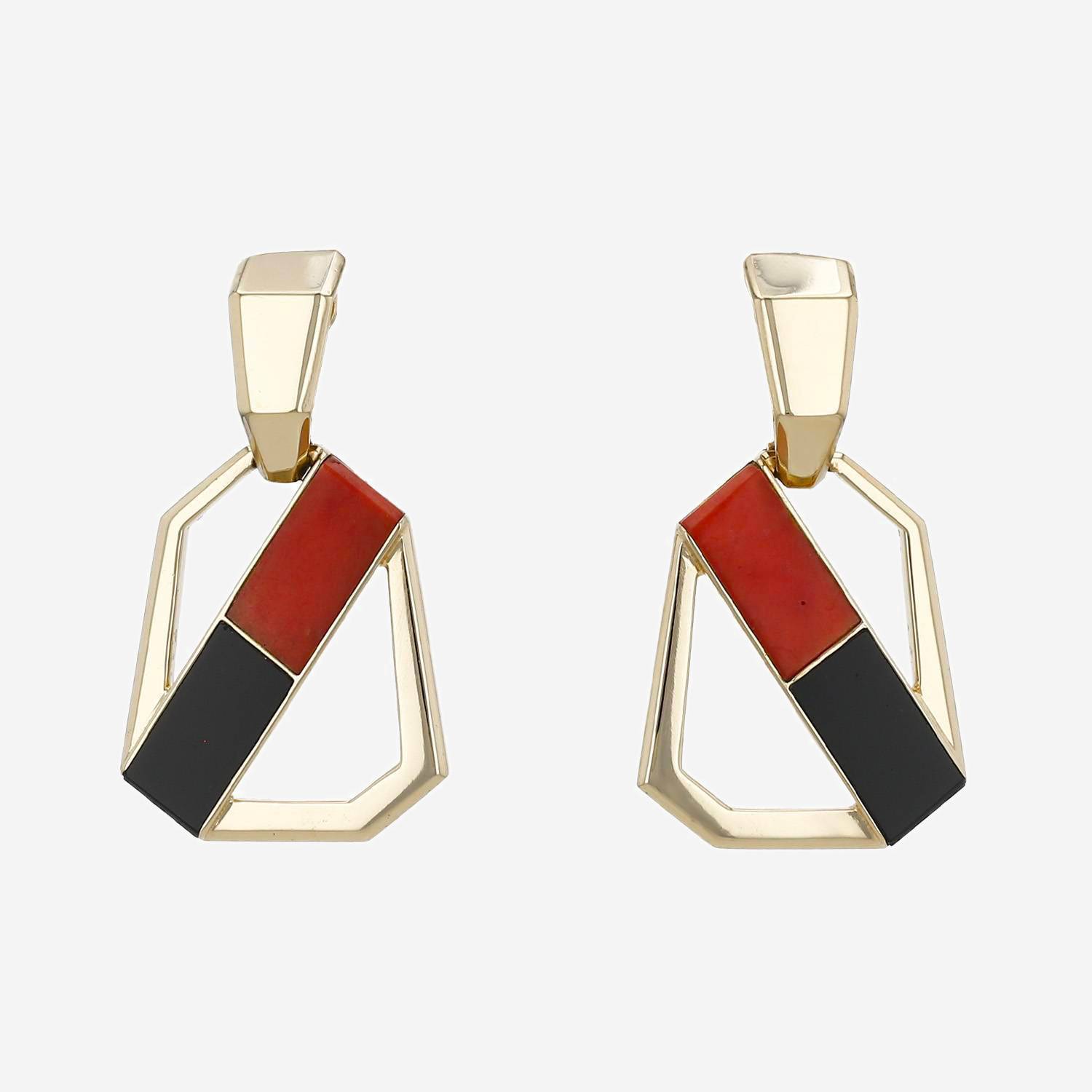 Paire de clips d'oreilles Vintage  en or jaune, onyx et corail