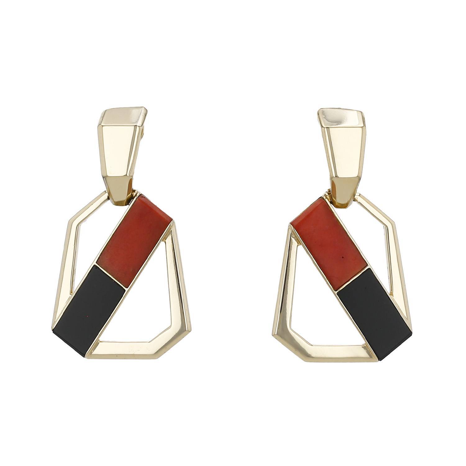 Paire de clips d'oreilles Vintage  en or jaune, onyx et corail - 00pp