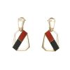 Paire de clips d'oreilles Vintage  en or jaune, onyx et corail - 360 thumbnail
