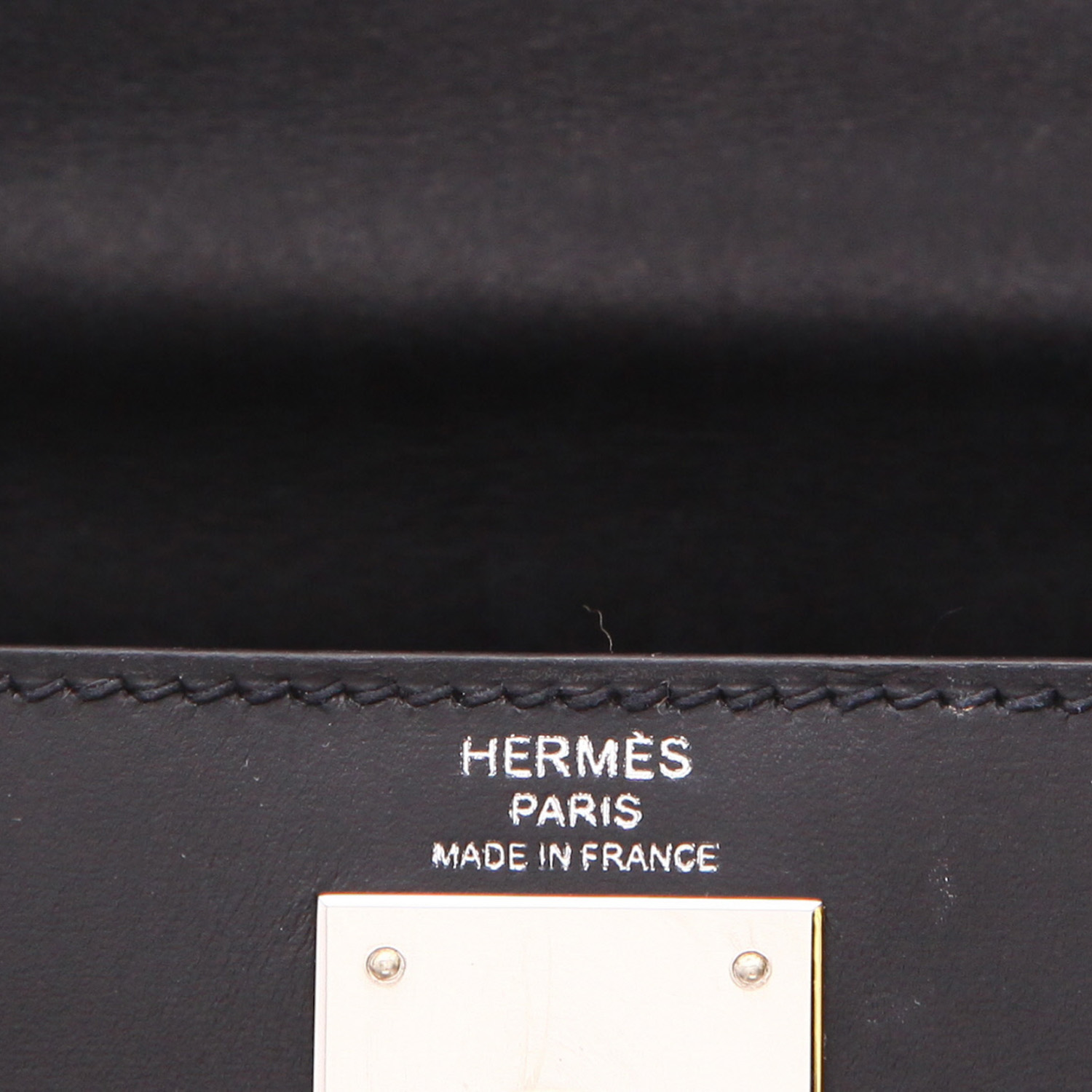 Bolso de mano Hermès  Kelly 28 cm en cuero box negro - Detail D2