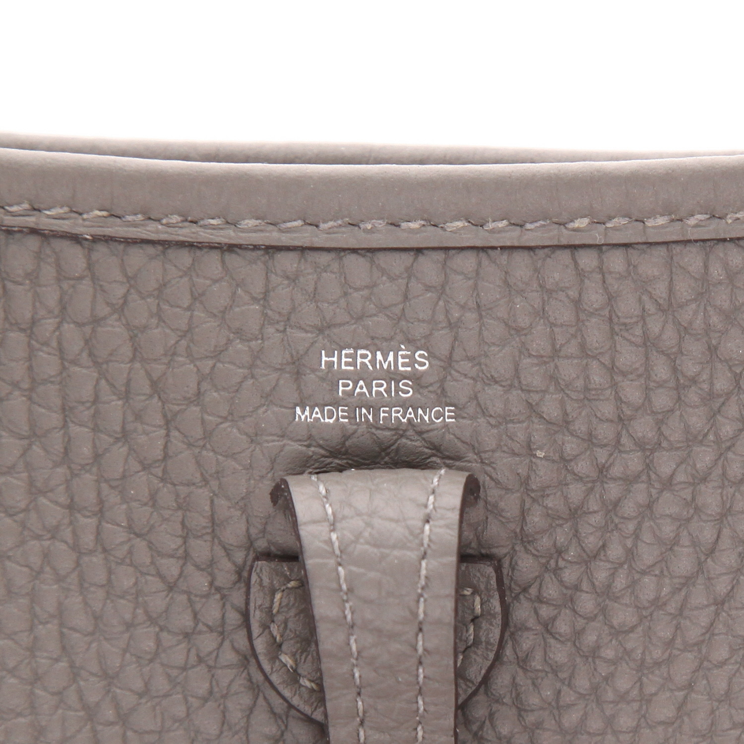 Sac bandoulière Hermès  Mini Evelyne en cuir taurillon clémence gris - Detail D2