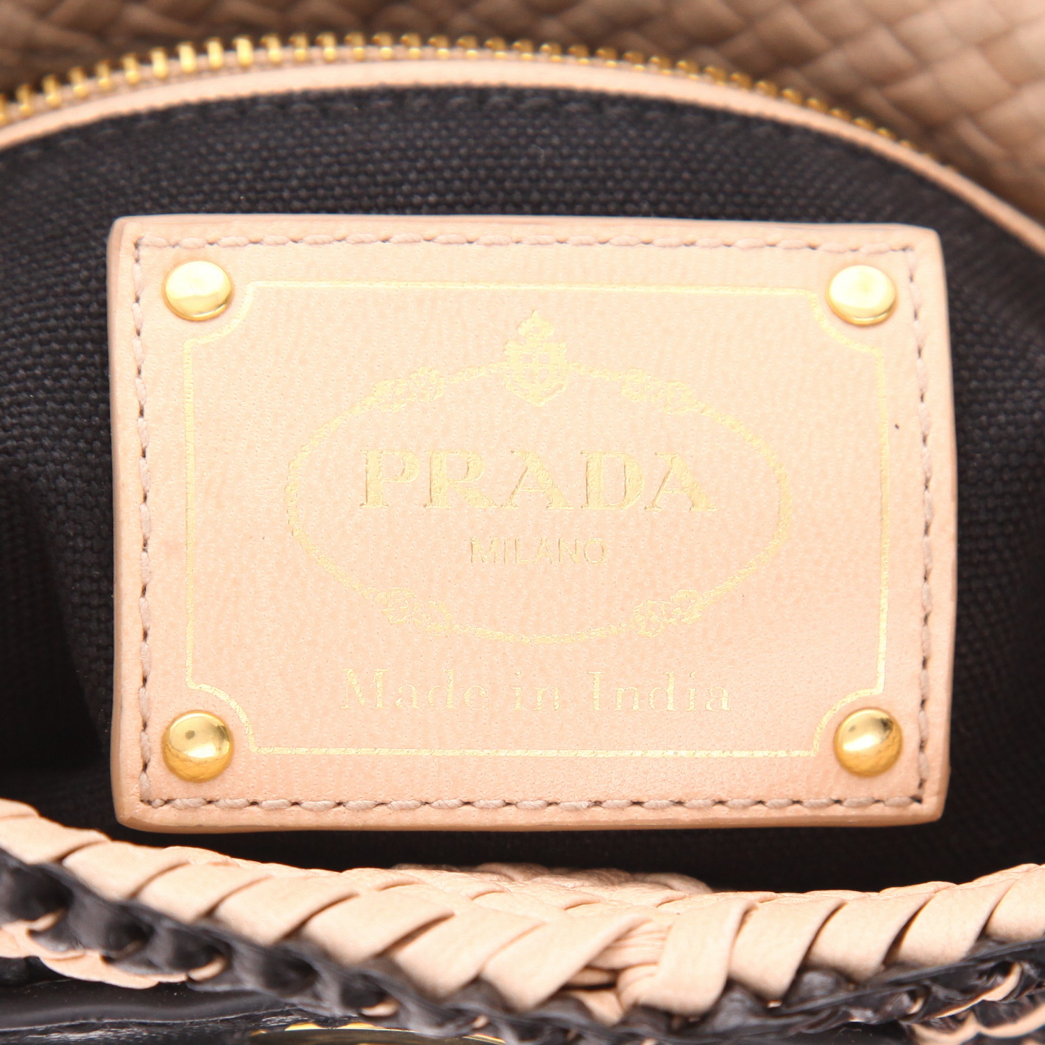 Sac bandoulière Prada  Madras en cuir tressé beige et noir - Detail D2