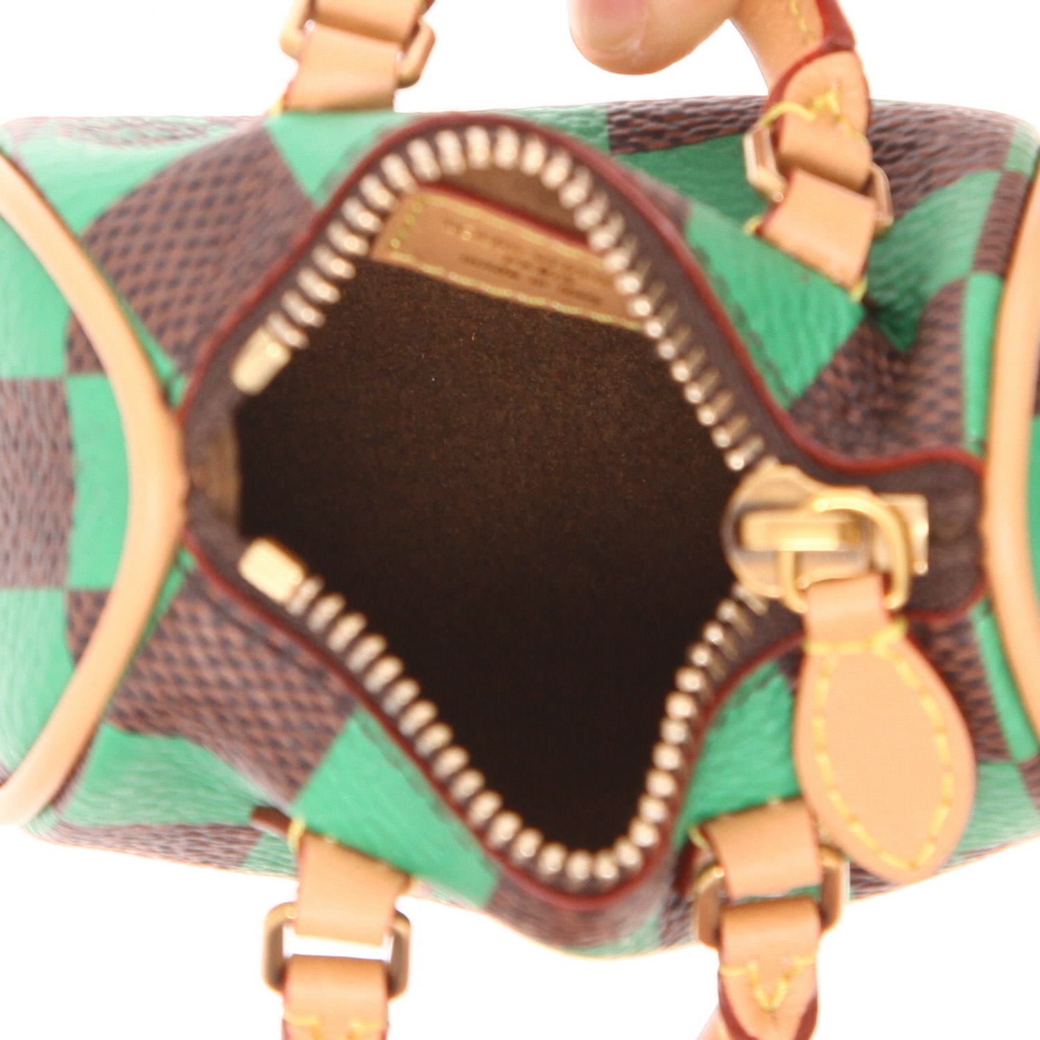 Porte-clef Louis Vuitton Nano Speedy en toile damier marron et verte et cuir naturel - Detail D3