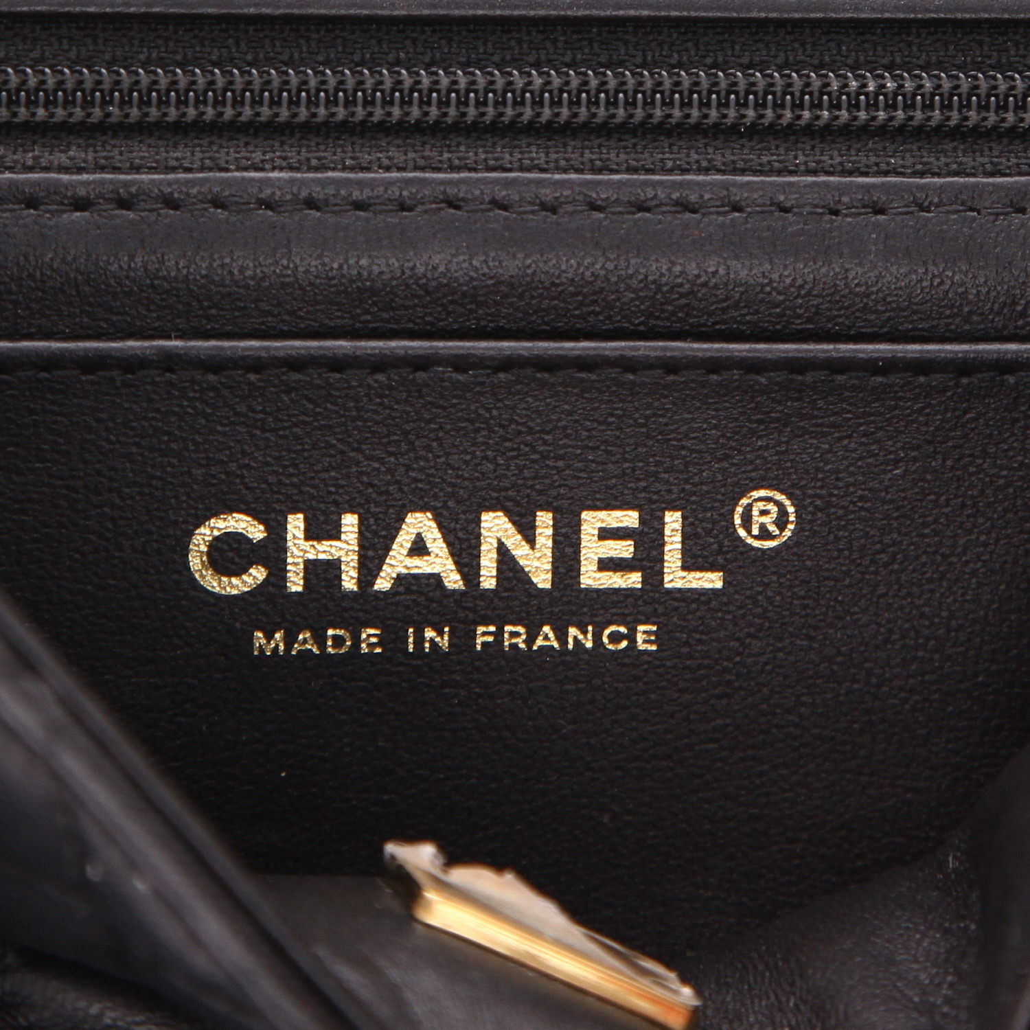 Chanel  Timeless Mini shoulder bag  in black quilted leather - Detail D2