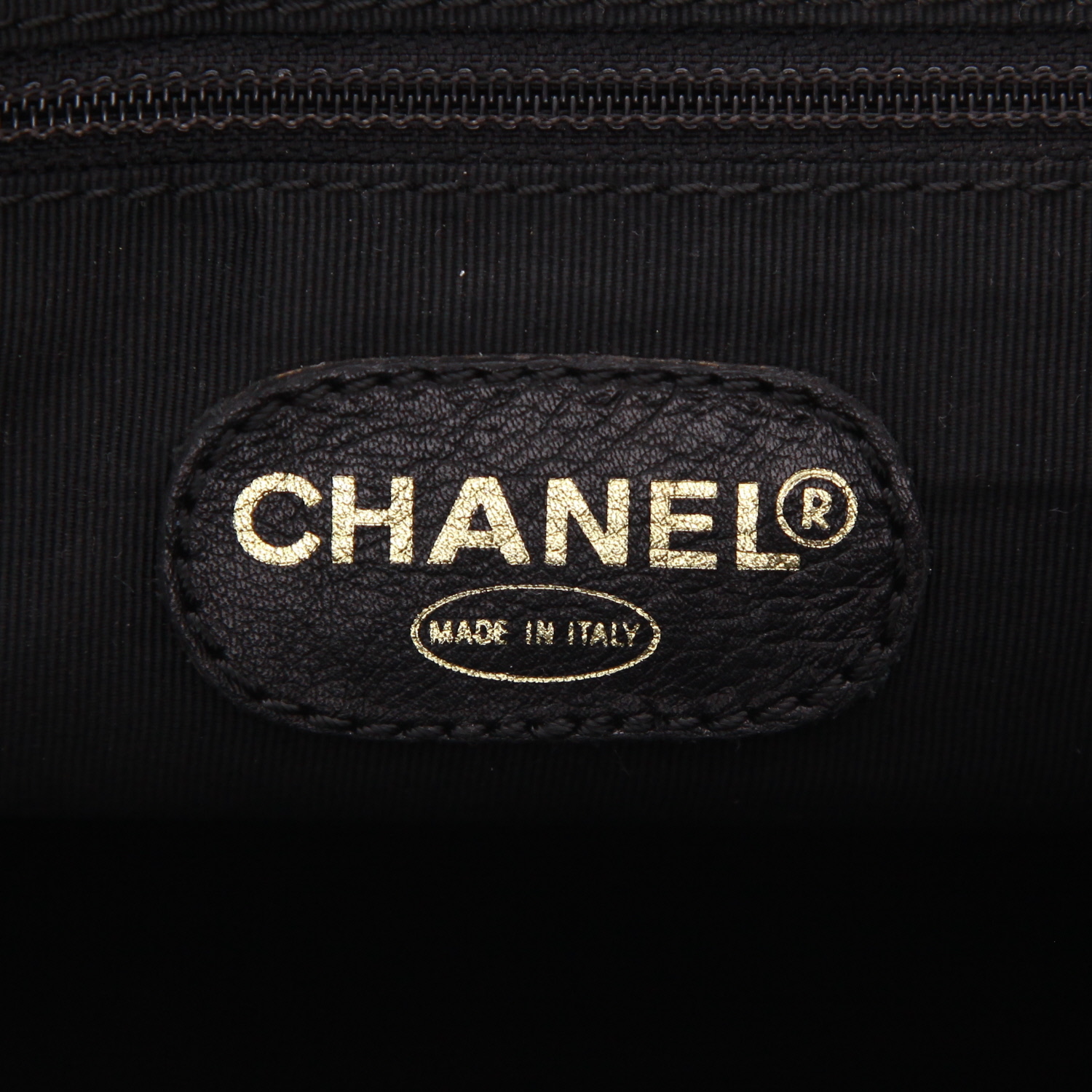 Chanel  Grand Shopping shopping bag  in black grained leather - Detail D2