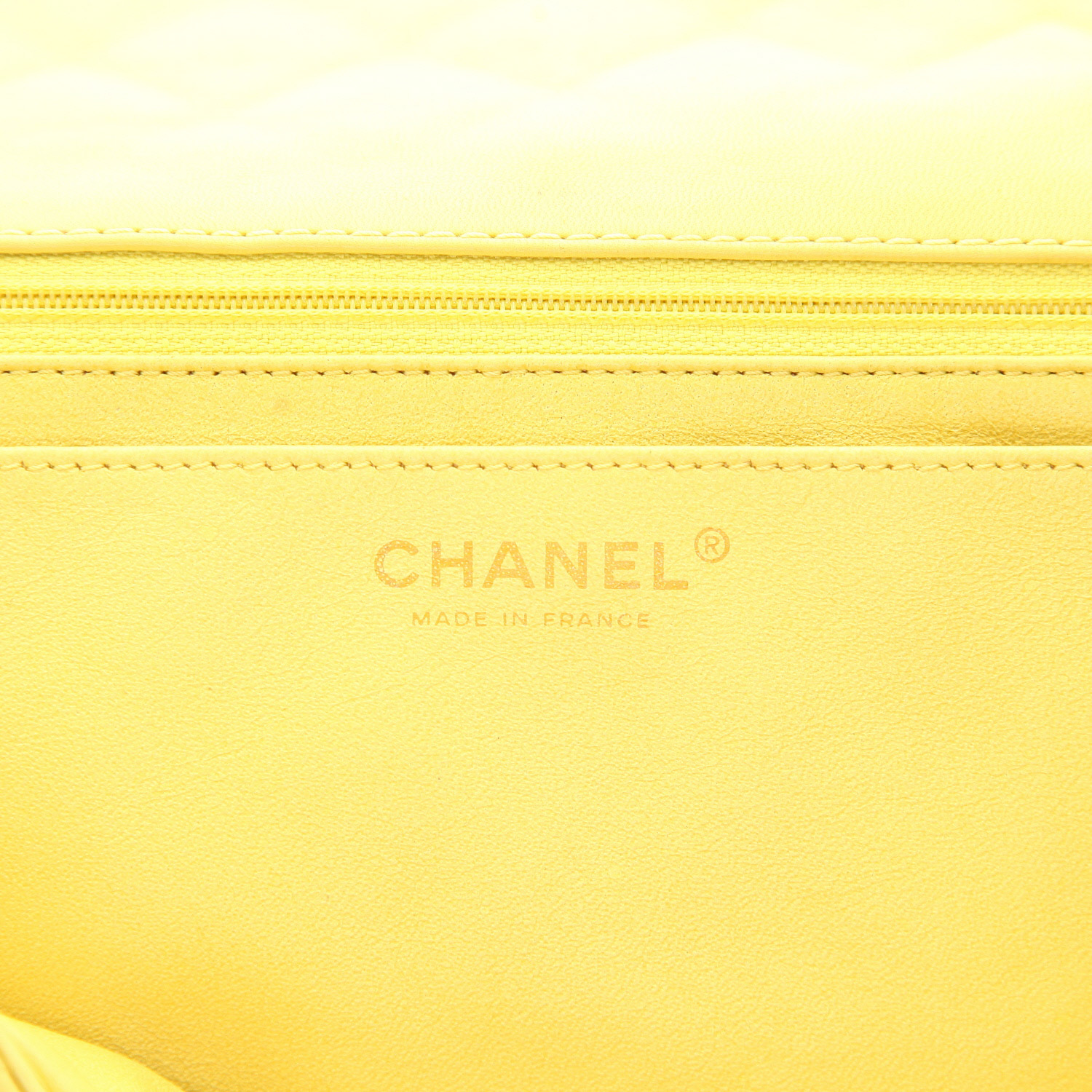 Chanel  Timeless Maxi Jumbo shoulder bag  in yellow quilted leather - Detail D2