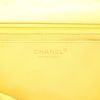 Sac bandoulière Chanel  Timeless Maxi Jumbo en cuir matelassé jaune - Detail D2 thumbnail