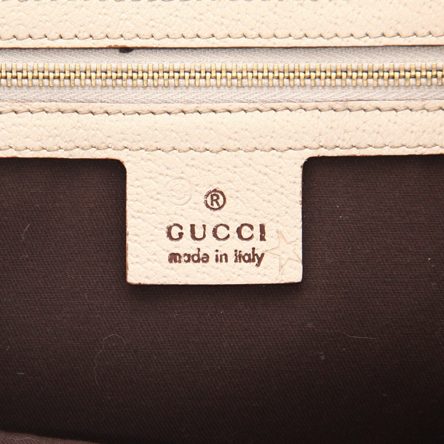 Bolso de mano Gucci   en cuero granulado color crema - Detail D2