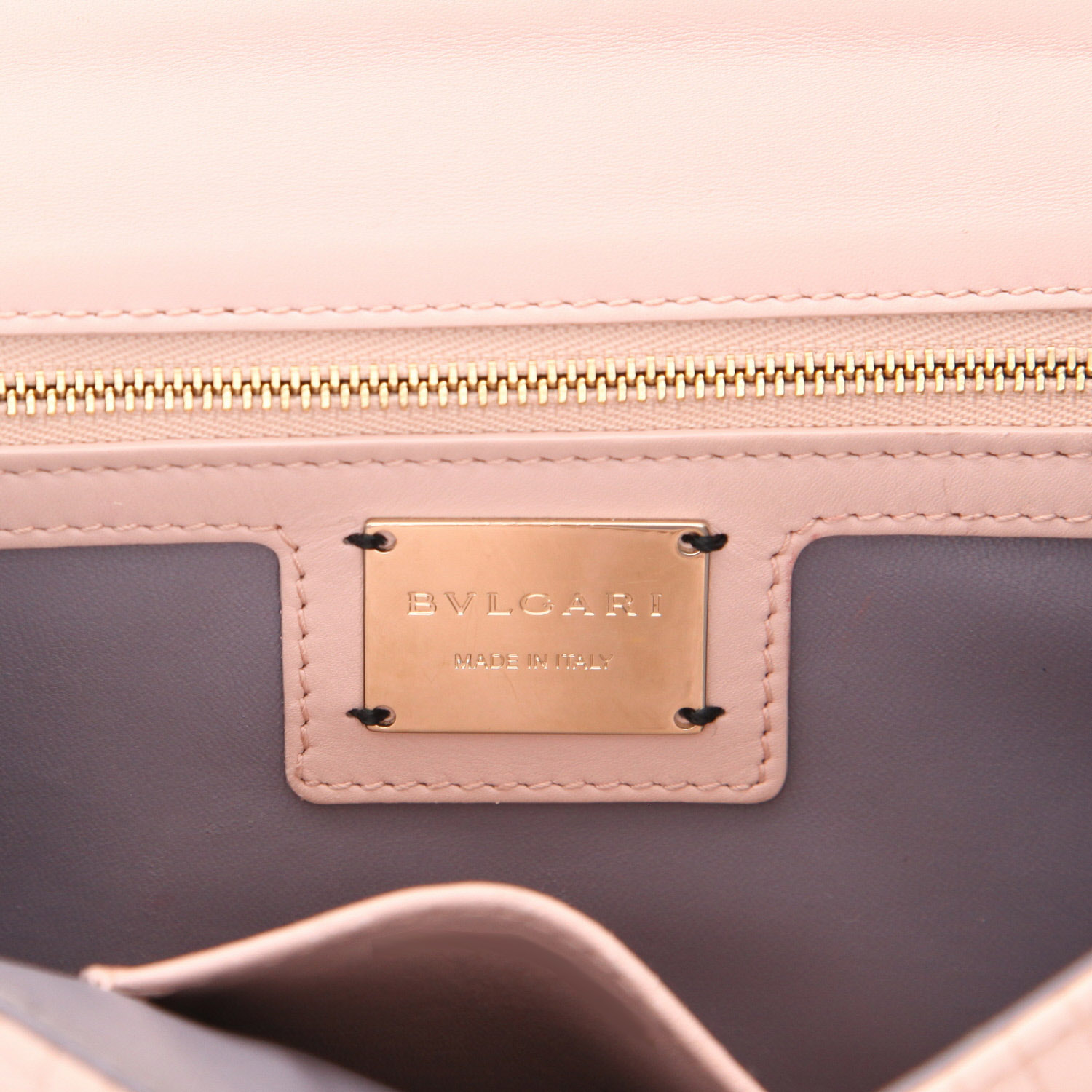 Sac bandoulière Bulgari  Forever en cuir rose-poudre - Detail D2