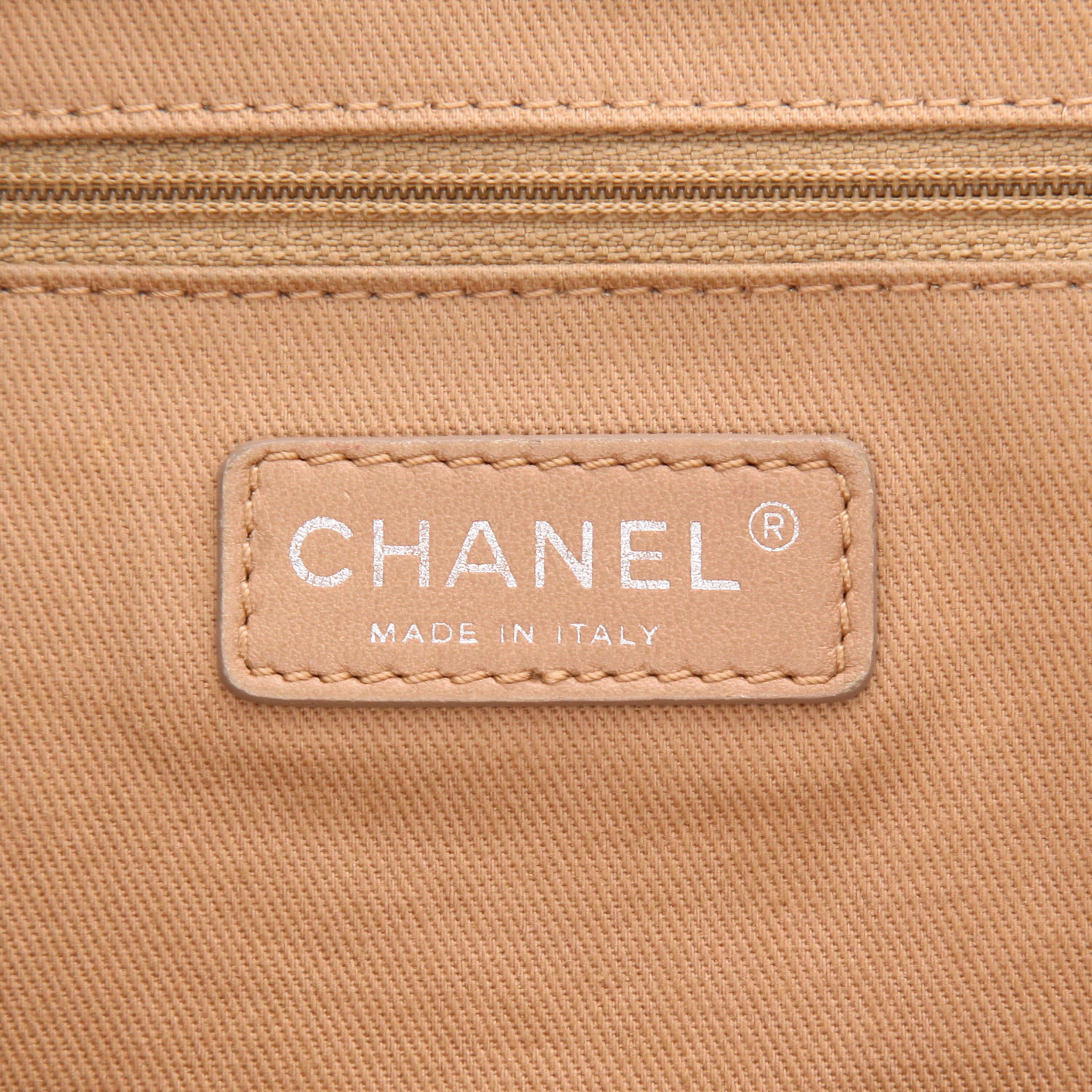 Chanel   shopping bag  in black leather - Detail D2