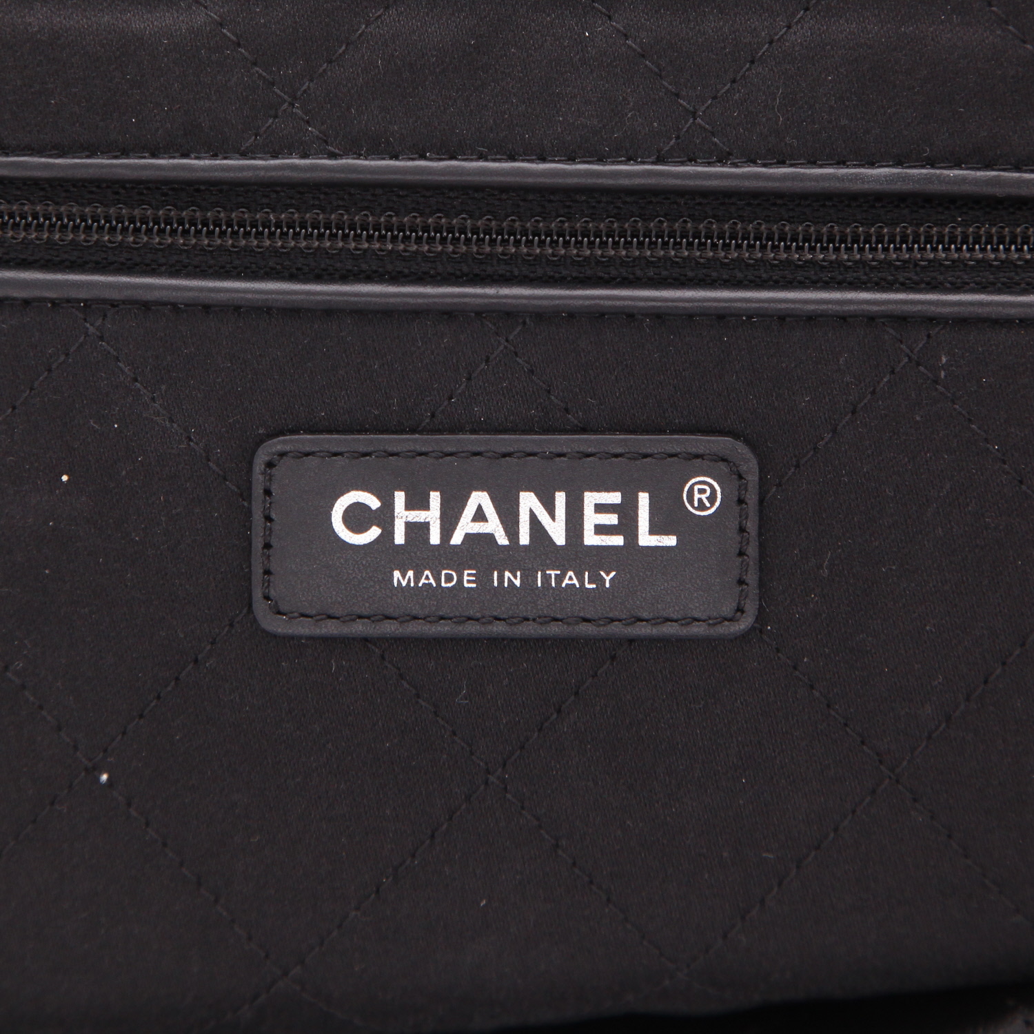 Shopping bag Chanel  22 in pelle nera - Detail D2