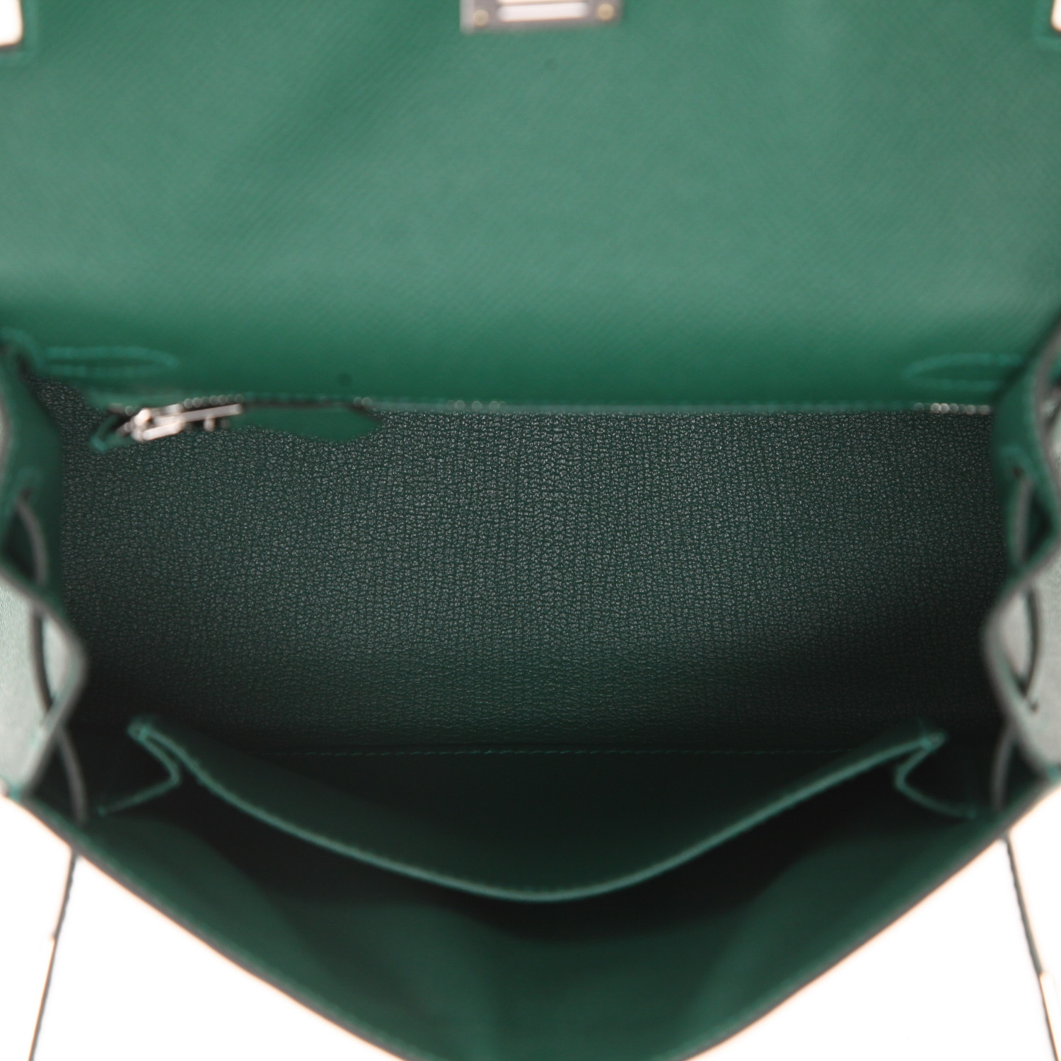 Hermès  Kelly 25 cm handbag  in green epsom leather - Detail D3