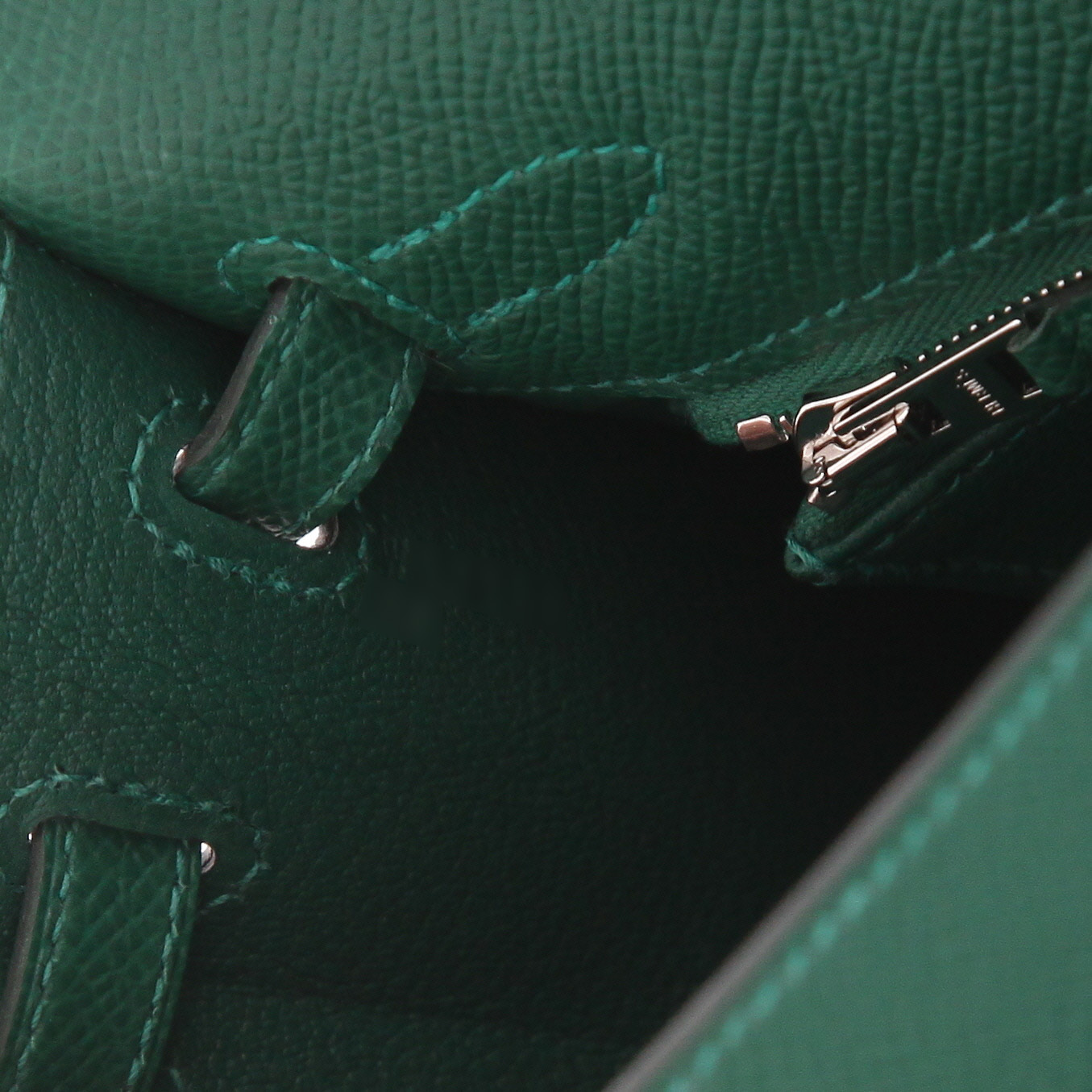 Bolso de mano Hermès  Kelly 25 cm en cuero epsom verde - Detail D4