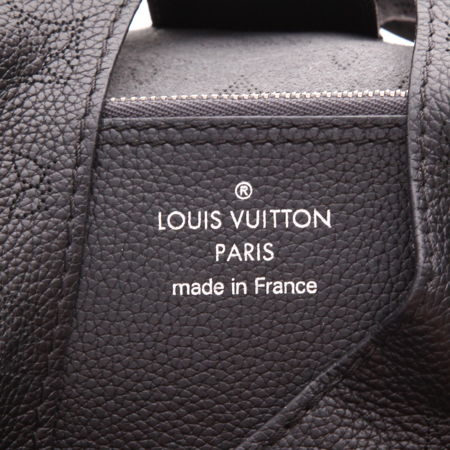 Bolso de mano Louis Vuitton  Carmel en cuero mahina negro - Detail D2