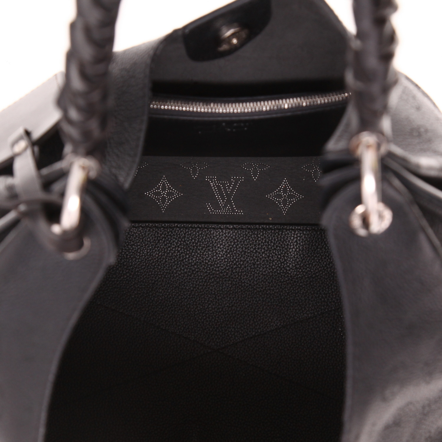Bolso de mano Louis Vuitton  Carmel en cuero mahina negro - Detail D3