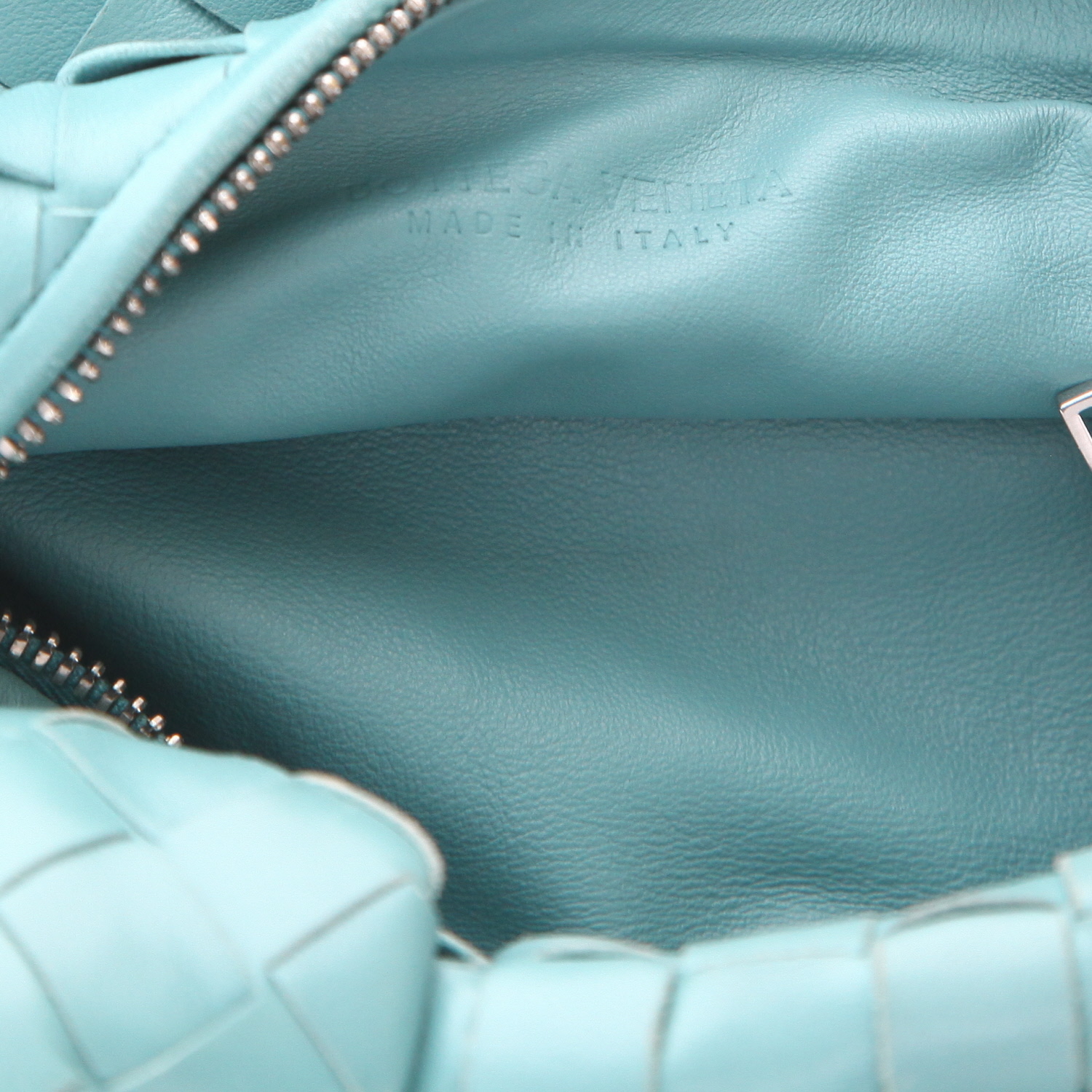 Bottega Veneta  Mini Jodie handbag  in blue intrecciato leather - Detail D2