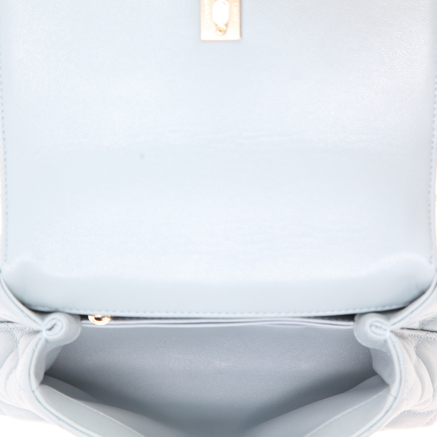 Sac bandoulière Chanel  Coco Handle en cuir grainé matelassé bleu - Detail D3