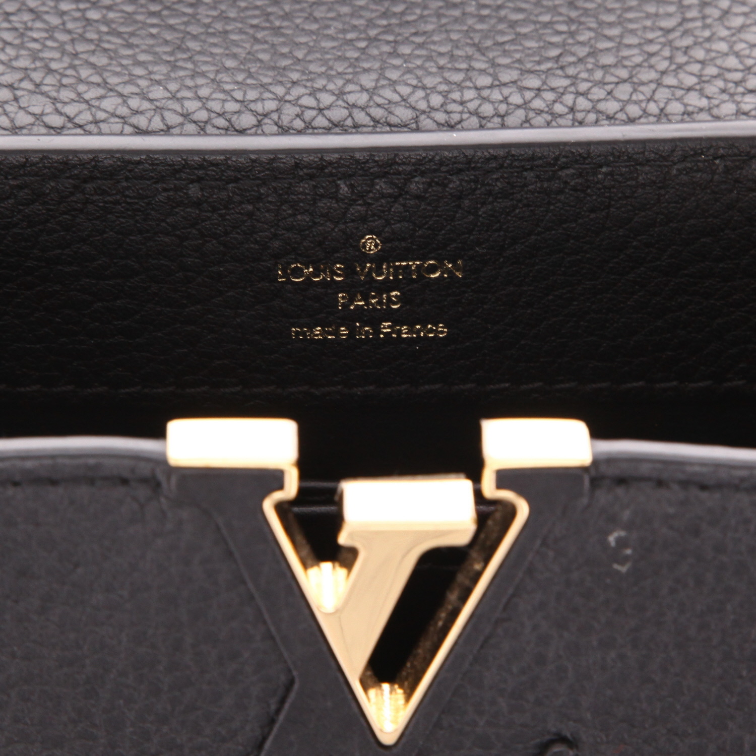 Louis Vuitton  Capucines Mini shoulder bag  in black grained leather  and python imitation leather - Detail D2