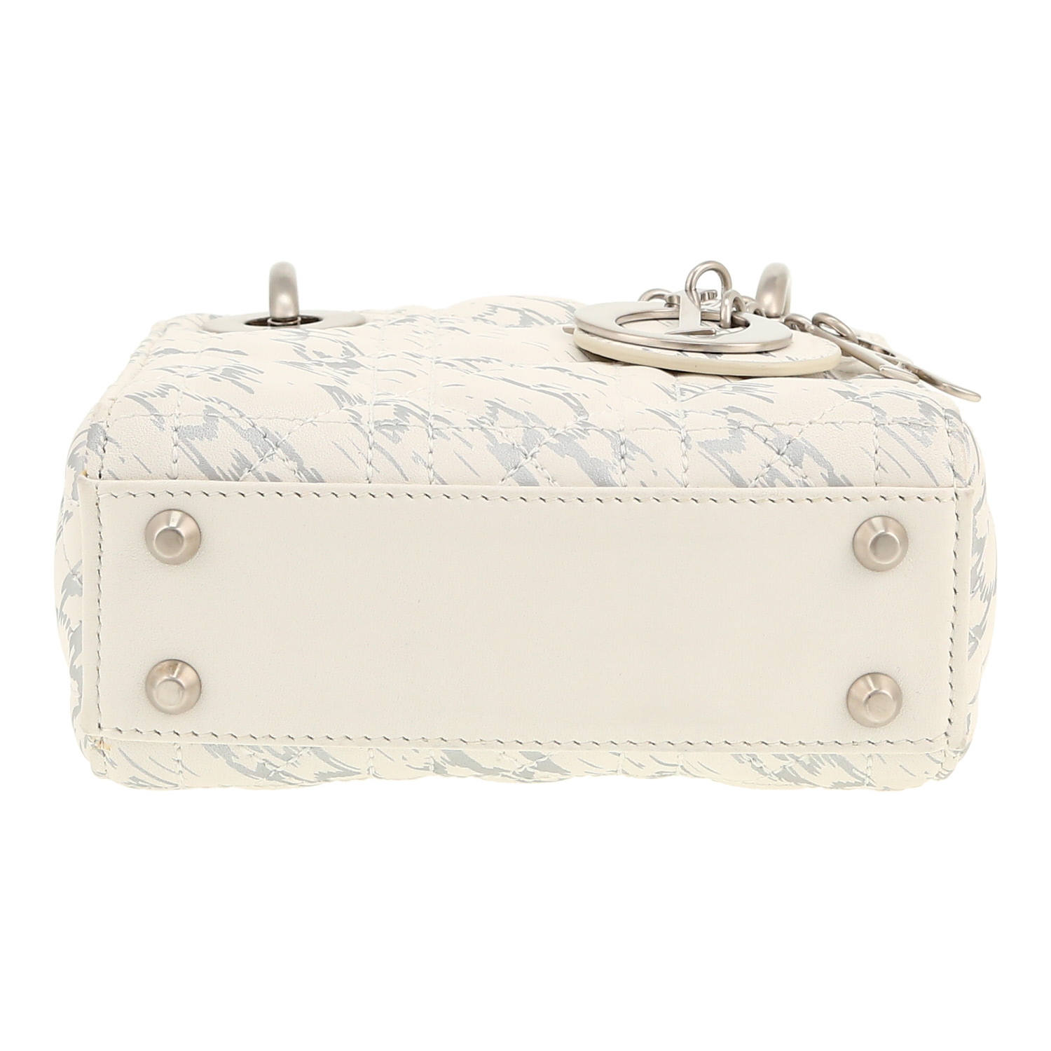 Bolso bandolera Dior  Lady Dior mini  en cuero bicolor blanco y plateado - Detail D1