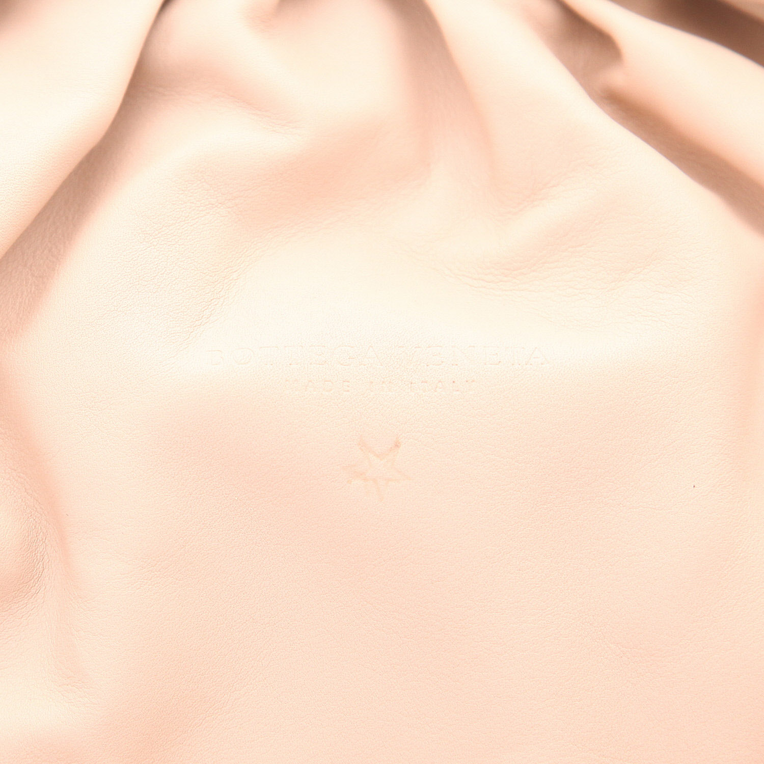 Bolsito de mano Bottega Veneta  Pouch en cuero beige - Detail D2