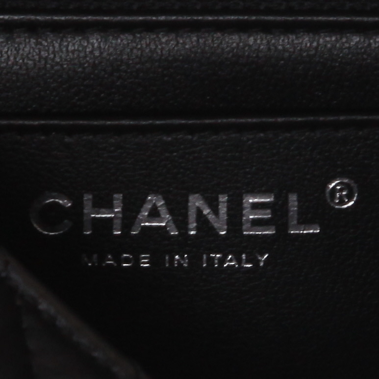 Bolso de mano Chanel 2.55 mini  en cuero acolchado con motivos de espigas negro - Detail D2