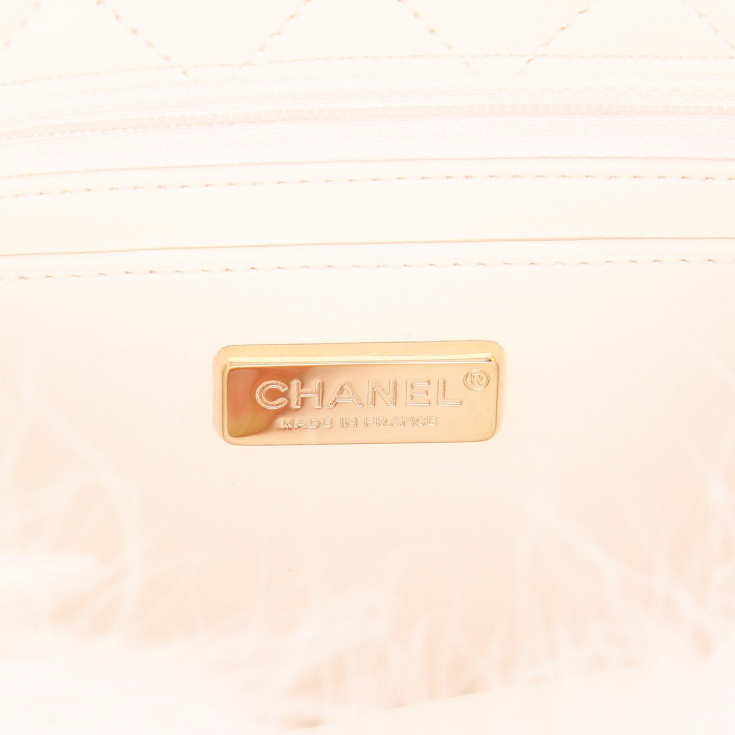 Borsa a tracolla Chanel  Mini Timeless in pelle trapuntata bianca e pelliccia bianca - Detail D3