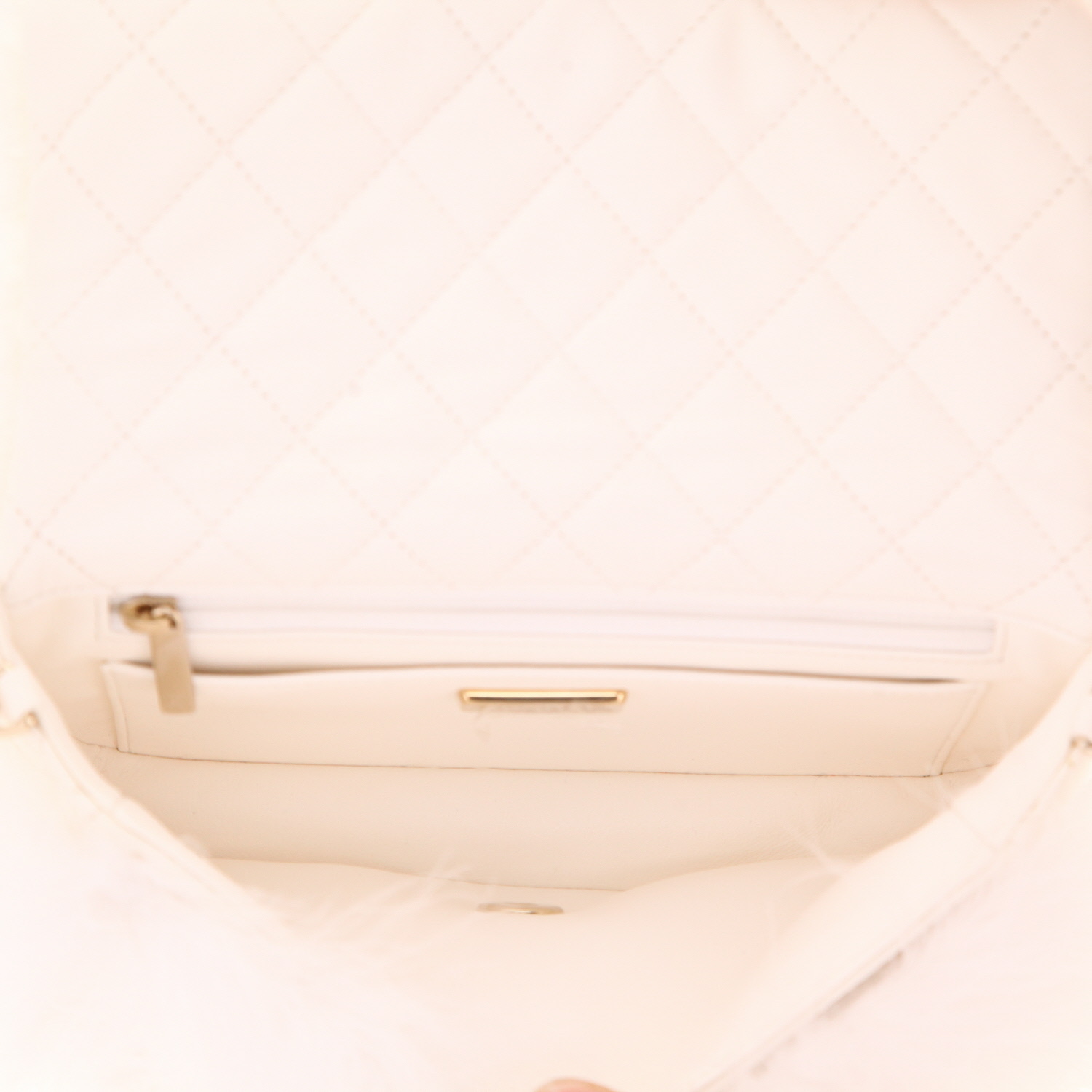 Borsa a tracolla Chanel  Mini Timeless in pelle trapuntata bianca e pelliccia bianca - Detail D4