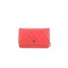 Sac bandoulière Chanel  Wallet on Chain en cuir verni matelassé rose - 360 thumbnail