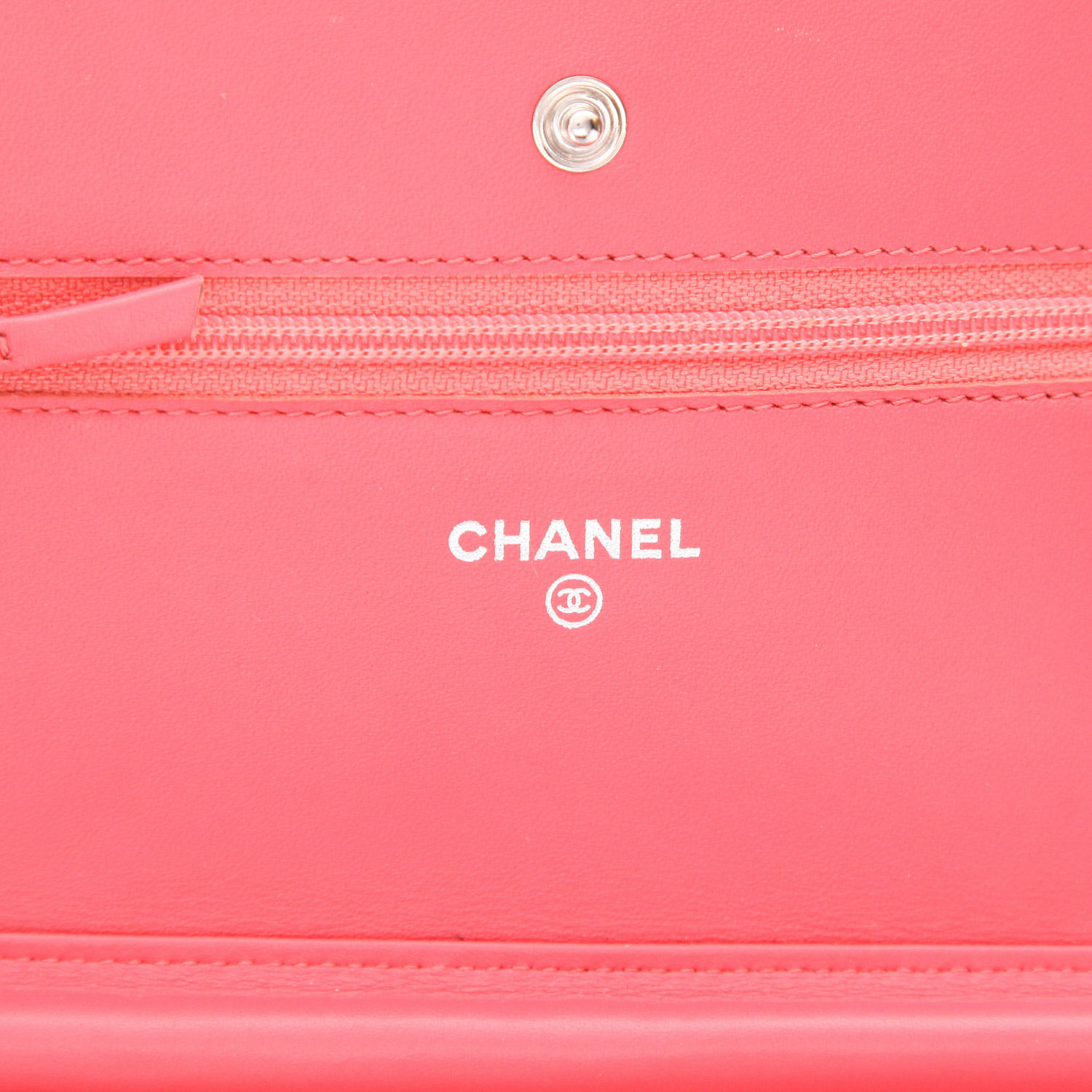 Sac bandoulière Chanel  Wallet on Chain en cuir verni matelassé rose - Detail D2