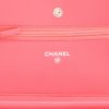 Sac bandoulière Chanel  Wallet on Chain en cuir verni matelassé rose - Detail D2 thumbnail