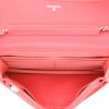 Sac bandoulière Chanel  Wallet on Chain en cuir verni matelassé rose - Detail D3 thumbnail