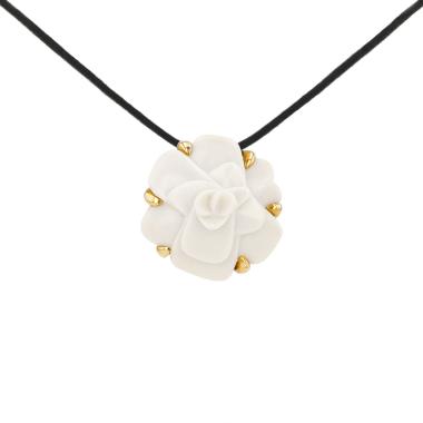 Colgante Chanel Camelia de oro amarillo y ágata