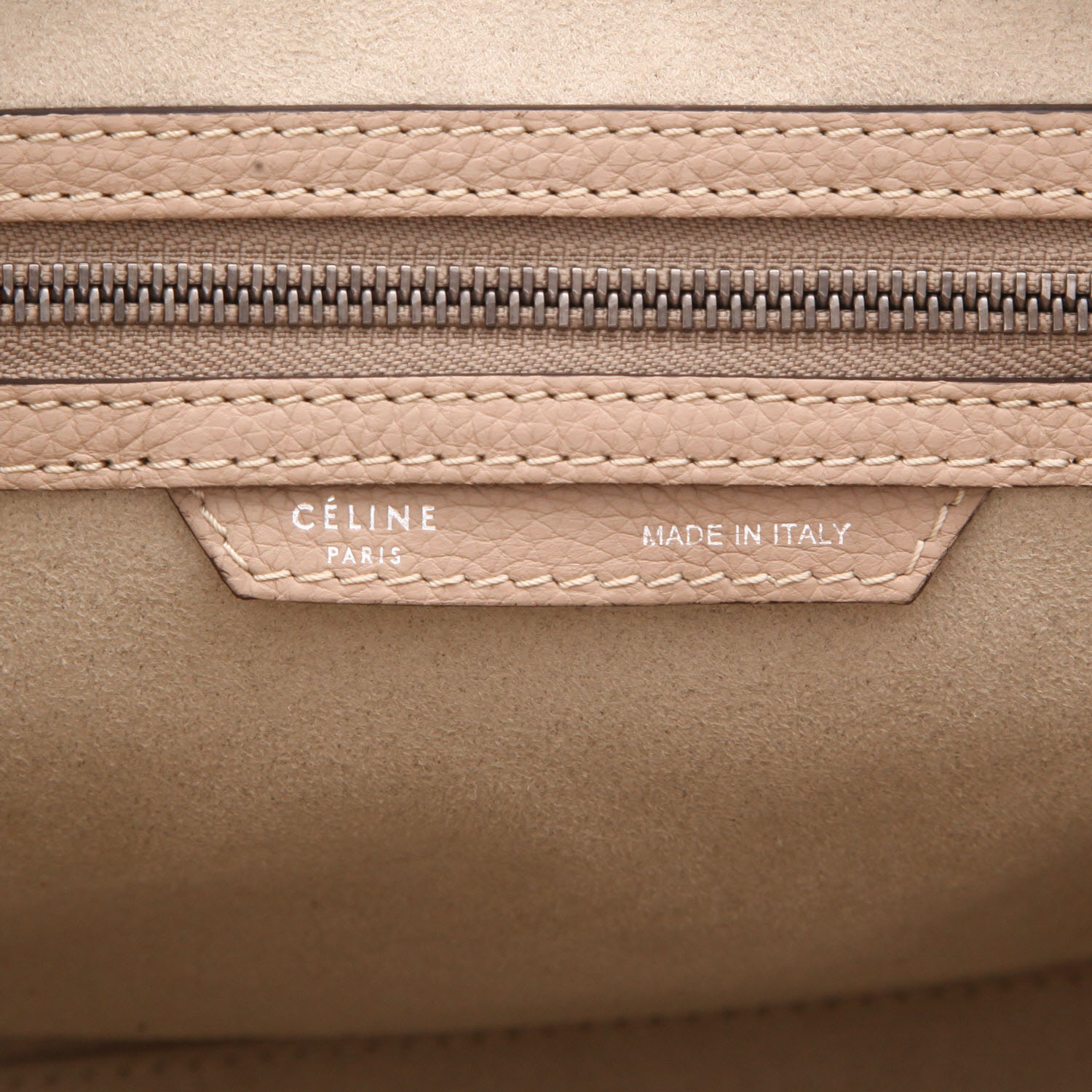 Bolso de mano Celine  Luggage modelo mediano  en cuero color topo - Detail D2