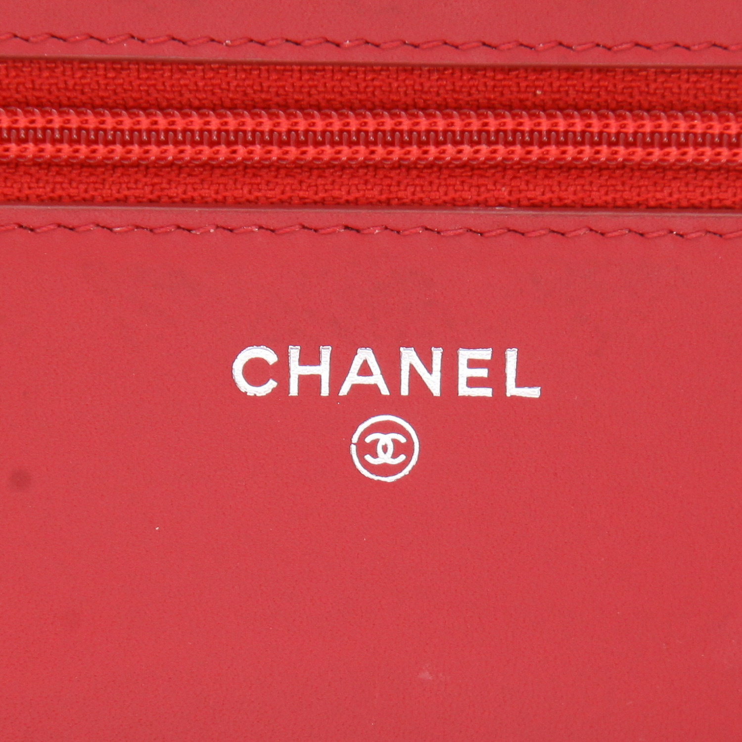 Bolso bandolera Chanel  Wallet on Chain en charol acolchado rojo - Detail D2