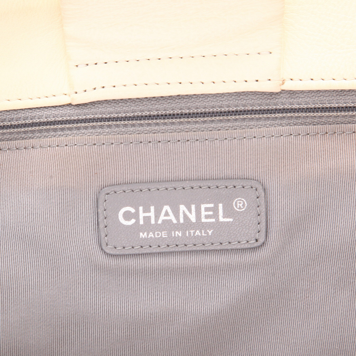 Chanel   handbag  in cream color leather - Detail D2