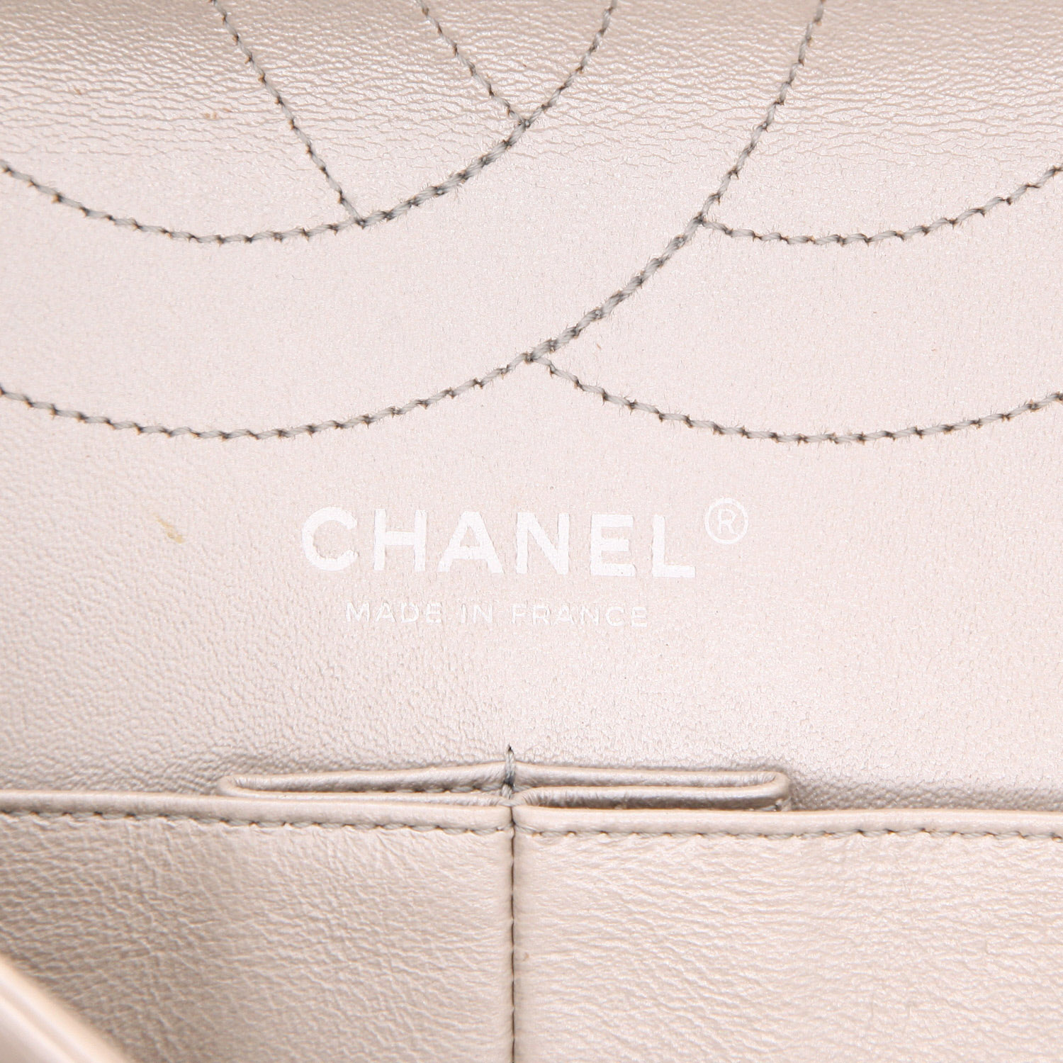 Chanel  2.55 shoulder bag  in silver quilted leather - Detail D2