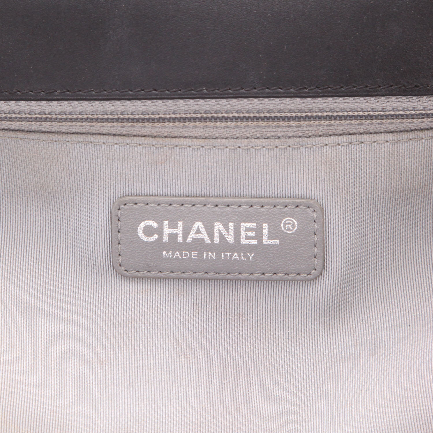 Chanel  Boy shoulder bag  in black chevron quilted leather - Detail D2