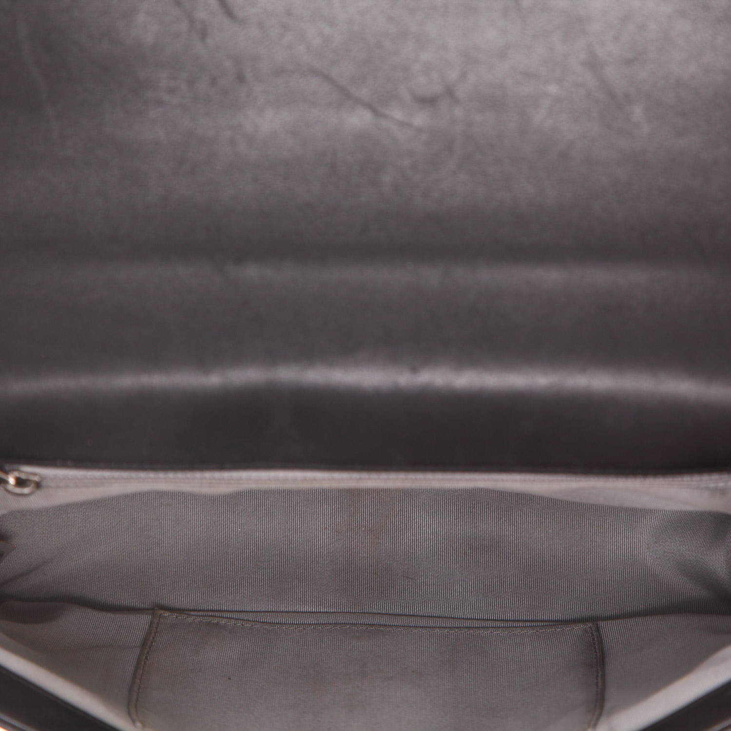 Chanel  Boy shoulder bag  in black chevron quilted leather - Detail D3