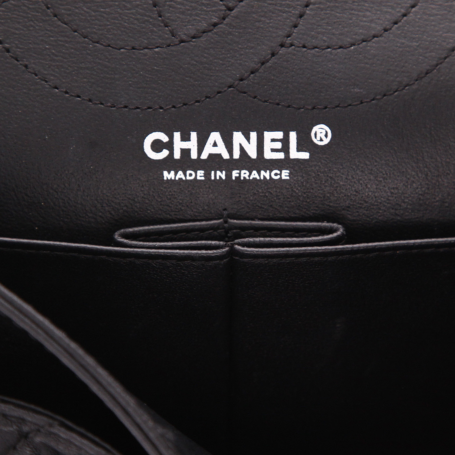 Chanel  2.55 shoulder bag  in black chevron quilted leather - Detail D2