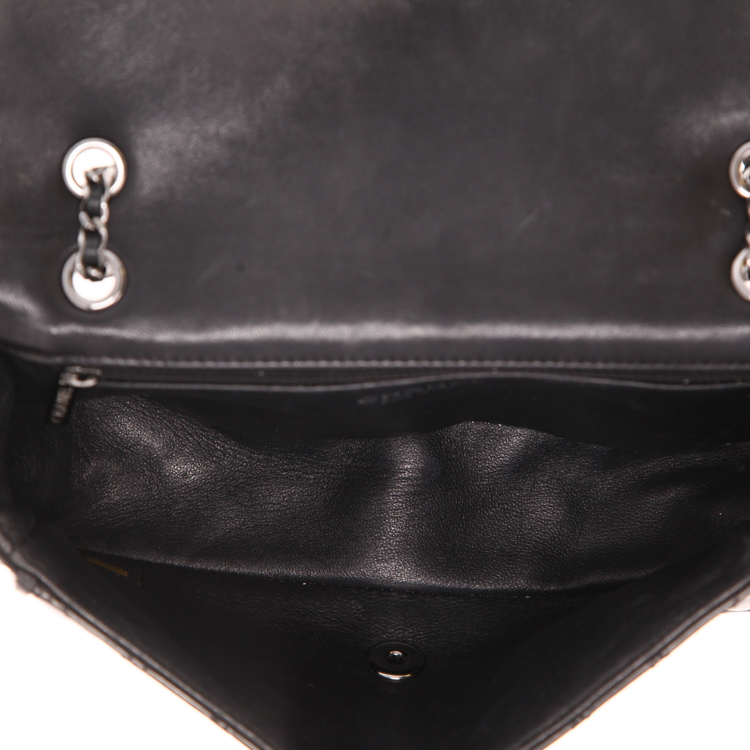 Sac bandoulière Chanel  Timeless en cuir verni matelassé noir - Detail D3