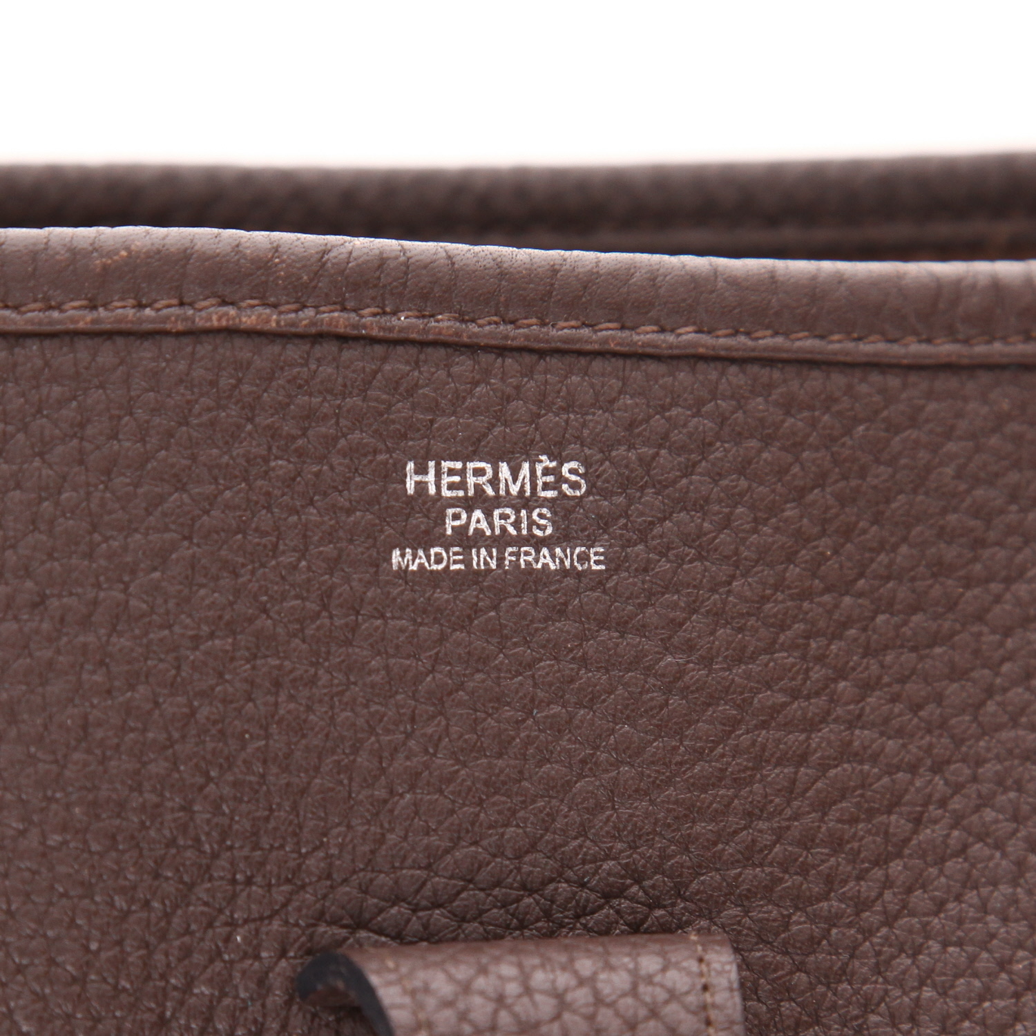 Sac bandoulière Hermès  Evelyne III en cuir togo marron - Detail D2