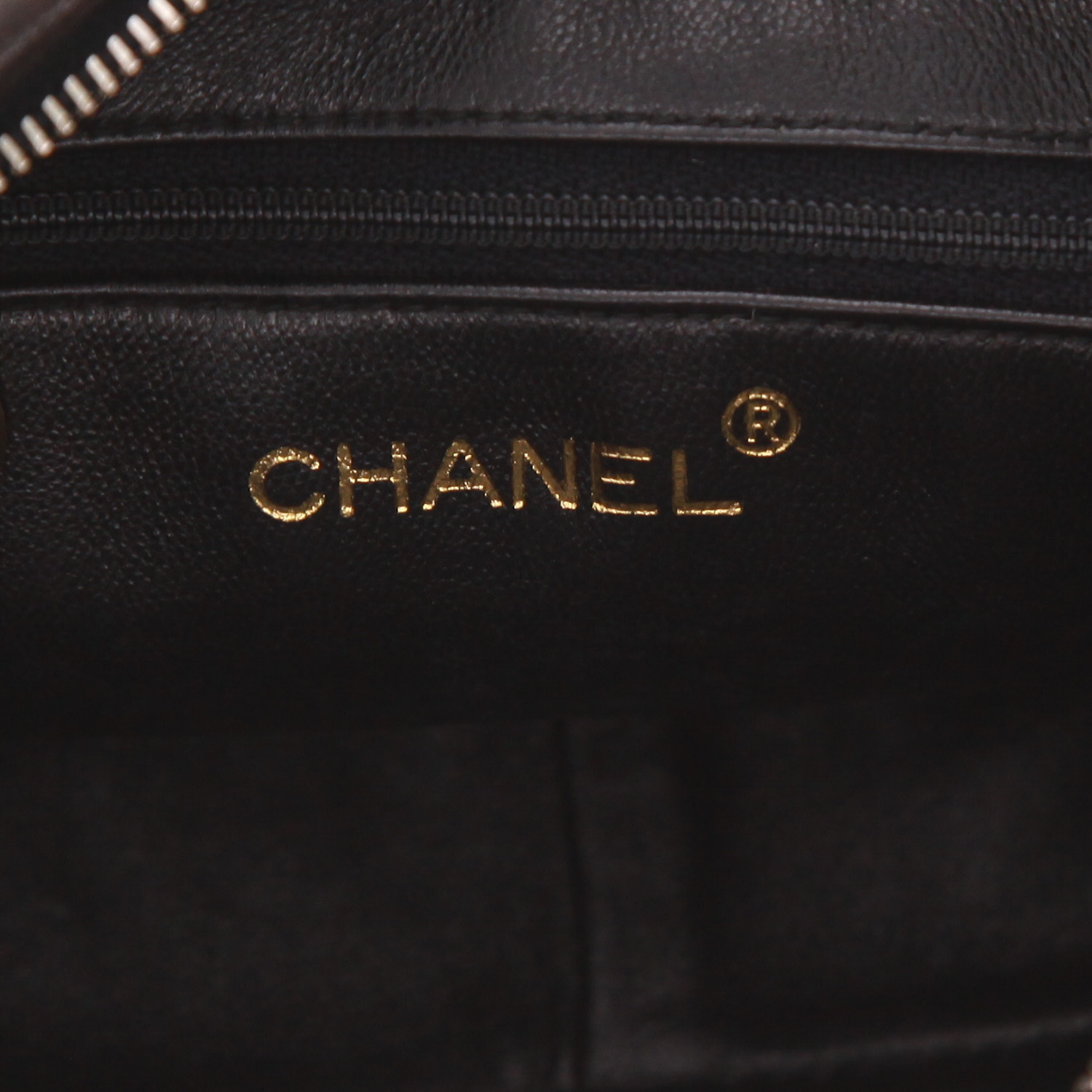 Bolso bandolera Chanel   en cuero acolchado negro - Detail D2