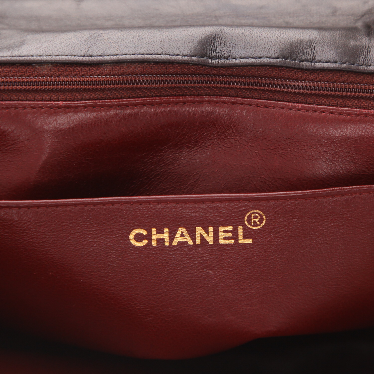 Chanel  Timeless Jumbo shoulder bag  in black quilted leather - Detail D2