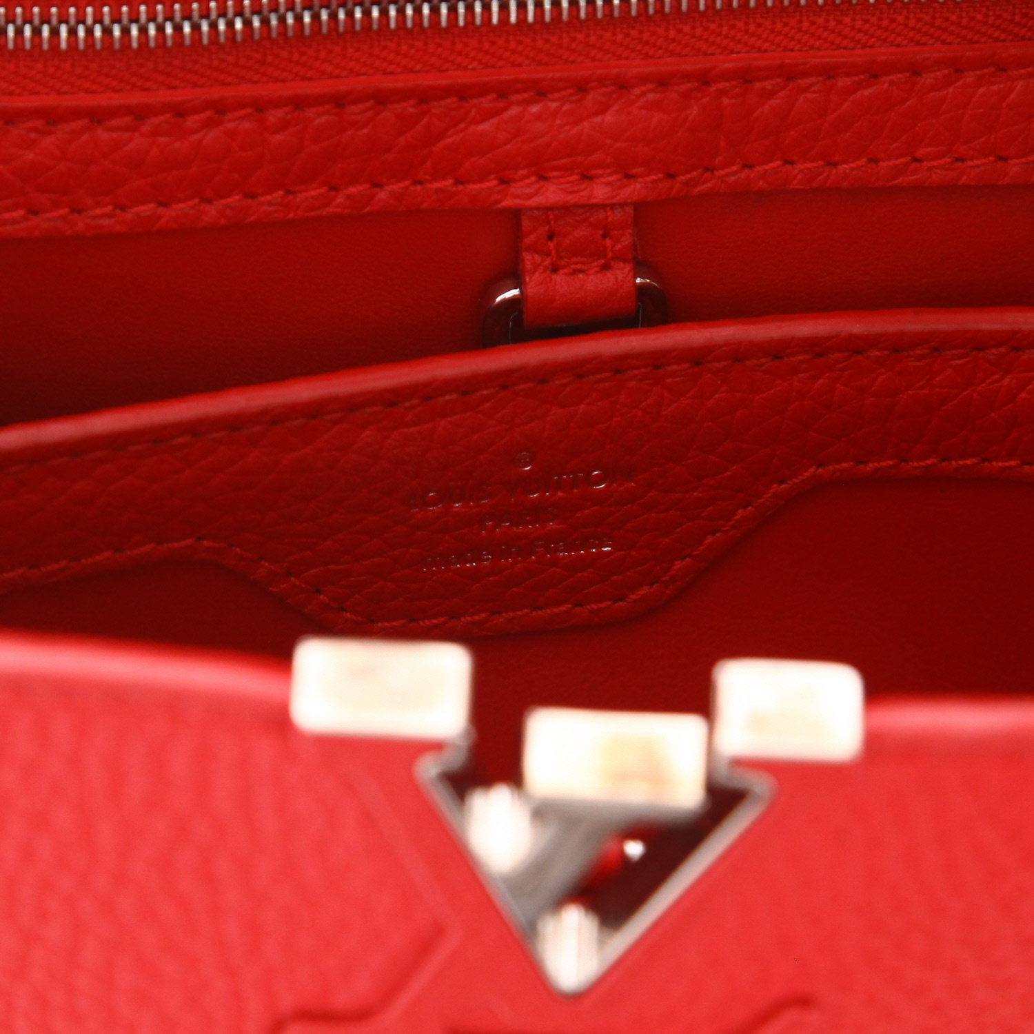 Sac à main Louis Vuitton  Capucines BB en cuir grainé rouge - Detail D2