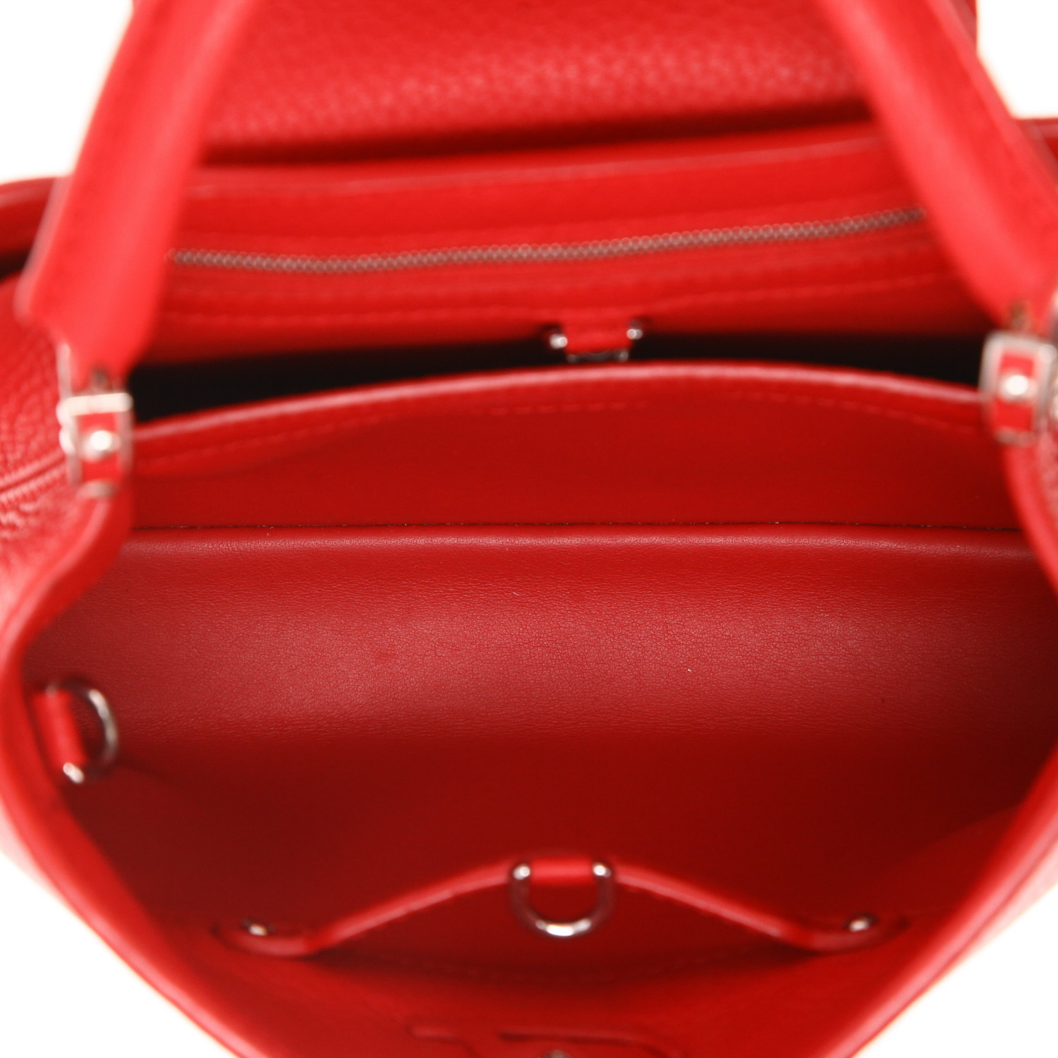 Sac à main Louis Vuitton  Capucines BB en cuir grainé rouge - Detail D3