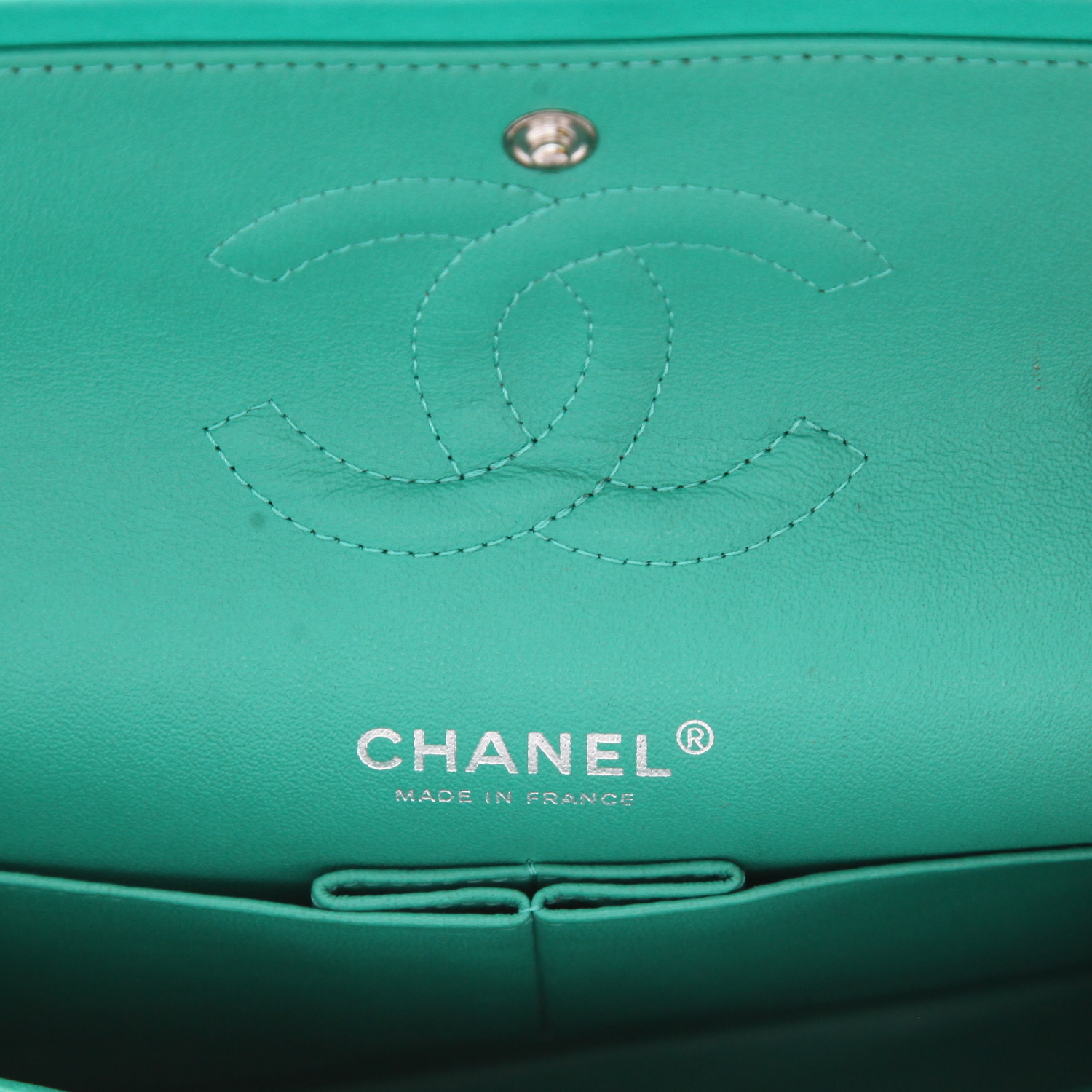 Bolso de mano Chanel  Timeless Classic en cuero acolchado verde - Detail D2